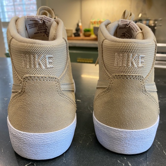 Nike - Picture 4 of 7